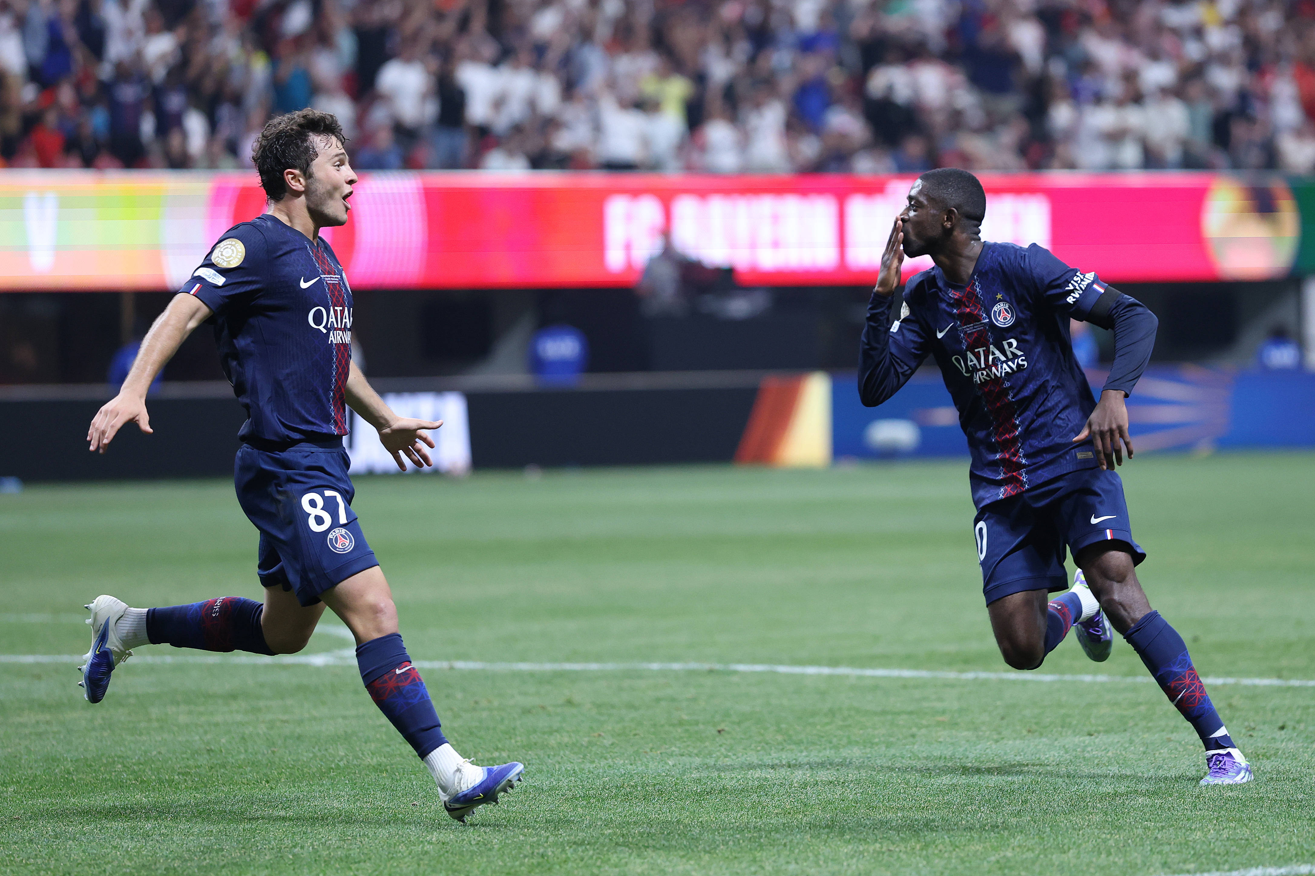 米兰冬奥会火炬传递至那不勒斯，卡纳瓦罗担任火炬手（米兰冬奥火炬抵达那不勒斯，卡纳瓦罗领衔传递）