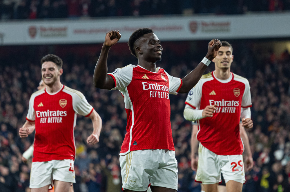 德甲半场：埃姆雷詹点射，拜尔建功，多特暂2-0斯图加特（半场战报：埃姆雷-詹点球破门，拜尔建功，多特暂2-0领先斯图加特）